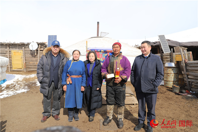 5.3月18日，沈大使與牧民及縣領導合影。人民網(wǎng)記者 霍文攝