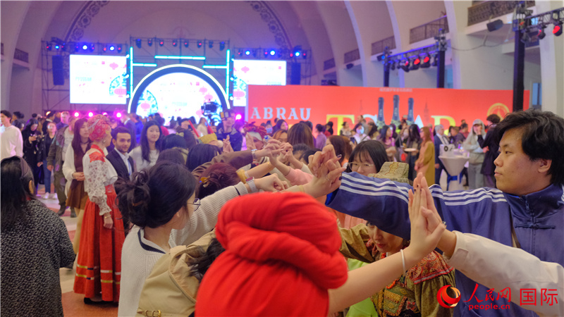 中俄觀眾在現(xiàn)場(chǎng)參與俄羅斯民俗互動(dòng)游戲。人民網(wǎng) 褚夢(mèng)琦攝