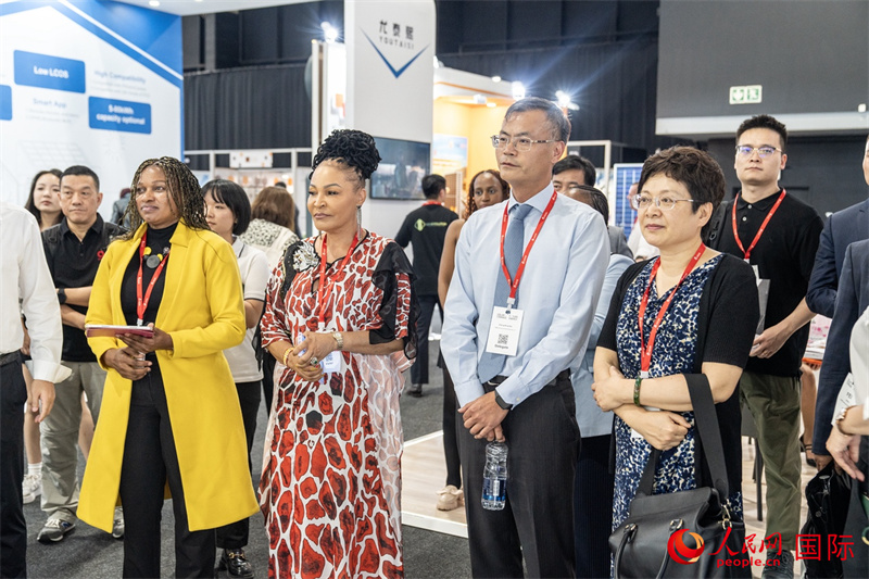 現(xiàn)場嘉賓參與捐贈儀式。人民日報非洲中心分社 希拉茲·莫林攝