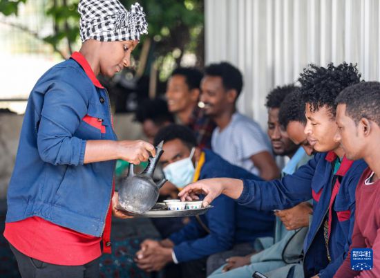 2024年2月16日，在埃塞俄比亞杜凱姆市的東方工業(yè)園，工人在工作間隙休息。 新華社記者 李亞輝 攝