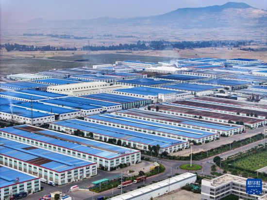 這是2023年11月3日在埃塞俄比亞杜凱姆市拍攝的東方工業(yè)園（無(wú)人機(jī)照片）。 新華社發(fā)（東方工業(yè)園供圖）