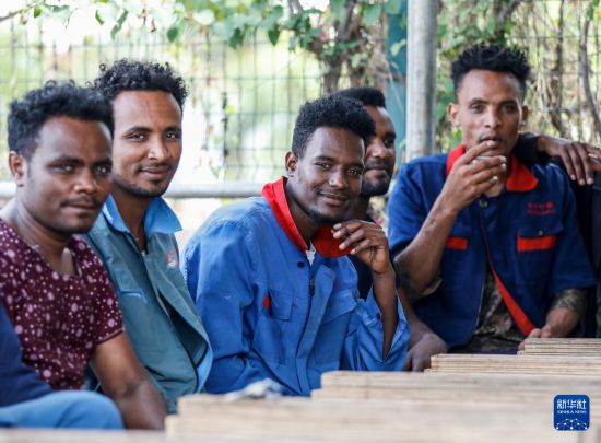 2024年2月16日，在埃塞俄比亞杜凱姆市的東方工業(yè)園，工人在工作間隙休息。 新華社記者 李亞輝 攝