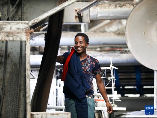 2024年2月16日，在埃塞俄比亞杜凱姆市的東方工業(yè)園，工人在東方紡織印染有限公司的車(chē)間內(nèi)工作。 新華社記者 李亞輝 攝