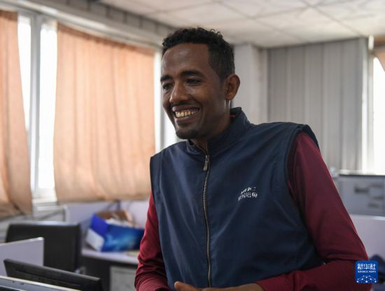 2024年2月16日，在埃塞俄比亞杜凱姆市的東方工業(yè)園，東方紡織印染有限公司經(jīng)理格圖·克貝貝接受新華社記者采訪(fǎng)。 新華社記者 李亞輝 攝