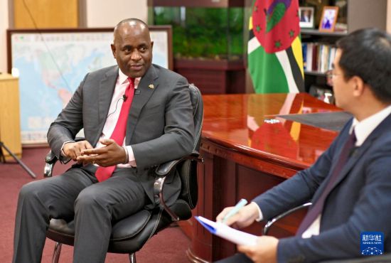 3月4日，多米尼克總理斯凱里特在首都羅索接受新華社記者專訪。新華社記者 趙凱 攝