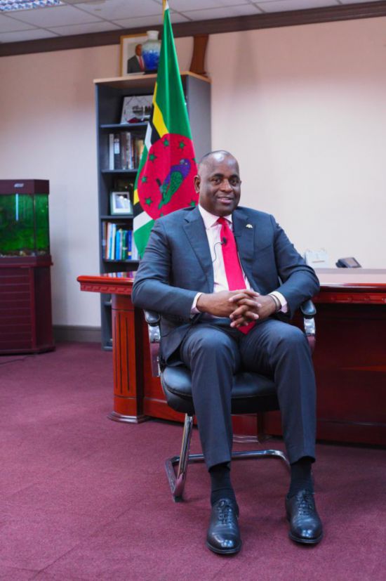 3月4日，多米尼克總理斯凱里特在首都羅索的總理辦公室接受新華社記者獨(dú)家專訪。新華社記者 趙凱 攝