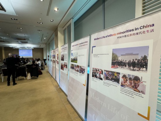 3月14日，由中國人權(quán)研究會主辦的“現(xiàn)代化發(fā)展中的少數(shù)民族受教育權(quán)——以中國西藏和新疆為例”主題邊會在瑞士日內(nèi)瓦舉行。圖為會議現(xiàn)場舉辦的“中國少數(shù)民族的現(xiàn)代化生活”圖片展。新華社記者石松攝