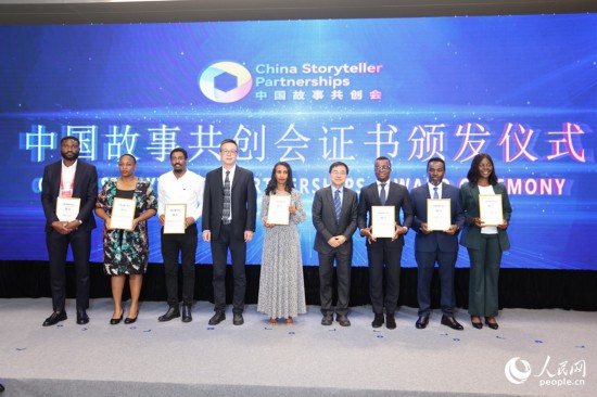 現(xiàn)場頒發(fā)證書。人民網(wǎng)記者 陳博攝