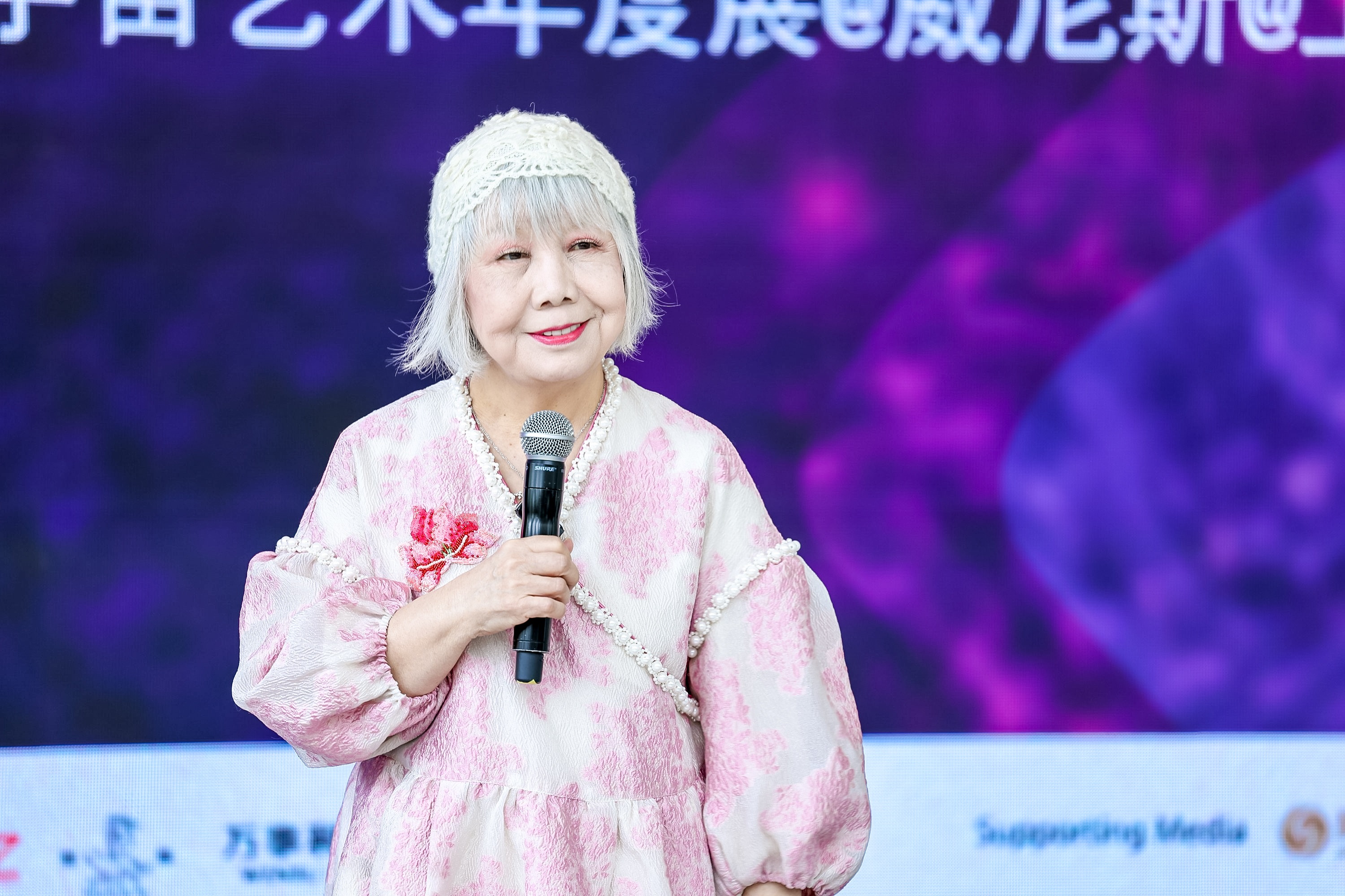 圖3：資深策展人、藝評家、臺北實(shí)踐大學(xué)教授陸蓉之致辭（圖片：鳳凰中心）