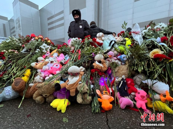 當?shù)貢r間3月24日，俄羅斯全國哀悼日，悼念22日發(fā)生在莫斯科州克拉斯諾戈爾斯克市“克羅庫斯城”音樂廳恐怖襲擊事件中的遇難者。此次恐襲已導致137人遇難，150多人受傷。圖為民眾在恐襲事件現(xiàn)場附近敬獻的鮮花和毛絨玩具。<a target='_blank' href='/'><p  align=