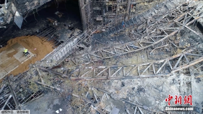 當(dāng)?shù)貢r(shí)間2024年3月26日下午，據(jù)俄羅斯緊急情況部公布的消息，莫斯科州“克羅庫(kù)斯城”音樂廳恐怖襲擊事件的搜救工作已經(jīng)全部結(jié)束。據(jù)介紹，工作人員已完成現(xiàn)場(chǎng)滅火救援以及廢墟清理的工作。圖為發(fā)生恐怖襲擊事件后音樂廳內(nèi)部滿目瘡痍。（視頻截圖）