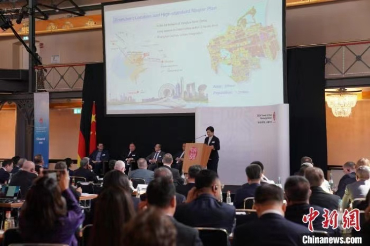 當(dāng)?shù)貢r間4月5日，由中國商務(wù)部主辦的“投資中國”德國專場推介活動在斯圖加特市舉行。中新社記者 馬秀秀 攝