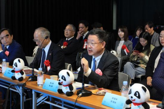 圖為四川省文化和旅游廳廳長(zhǎng)戴允康向日本友人介紹四川旅游資源。（中國(guó)駐東京旅游辦事處供圖）