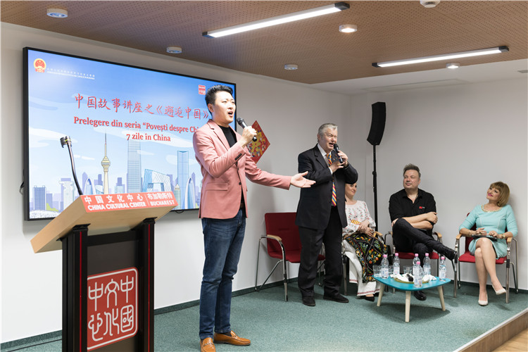 中國青年男高音歌唱家方瀧與奧爾基·圖爾達(dá)合唱羅語歌曲。布加勒斯特中國文化中心供圖。