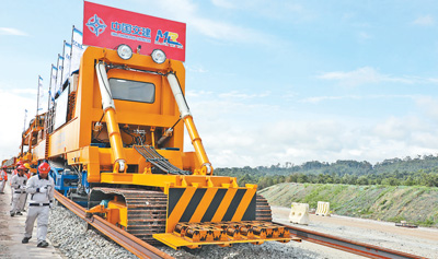 中企承建的馬東鐵項目創(chuàng)造就業(yè)機會超過1.8萬個，合作的當(dāng)?shù)仄髽I(yè)超過1900家——為促進馬來西亞東西海岸互聯(lián)互通貢獻力量（共建“一帶一路”第一現(xiàn)場）