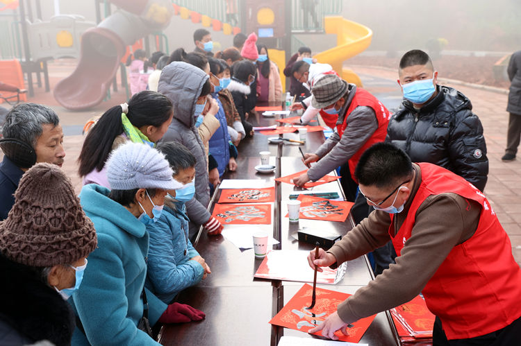 書(shū)法愛(ài)好者現(xiàn)場(chǎng)寫(xiě)春聯(lián)。翠屏區(qū)融媒體中心供圖