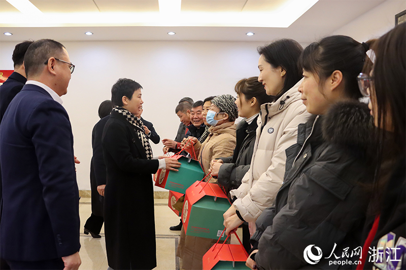 杭州市上城區(qū)“我為年夜飯?zhí)淼啦恕睈坌亩Y盒正式啟送。人民網(wǎng) 秦文攝