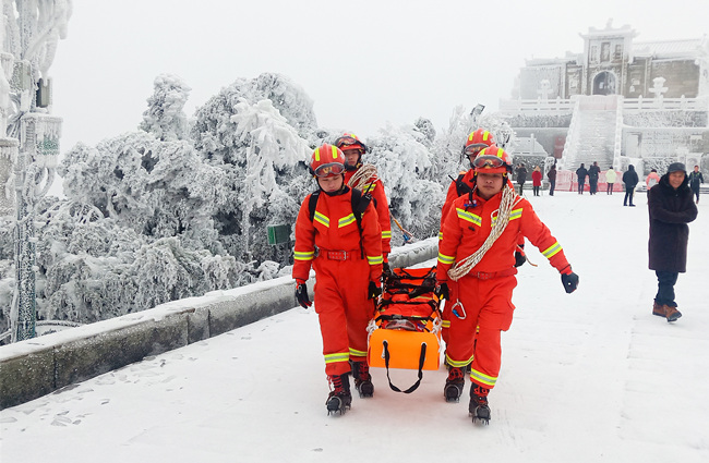 穿梭在南岳山谷間的那一抹“消防橙”。受訪者供圖