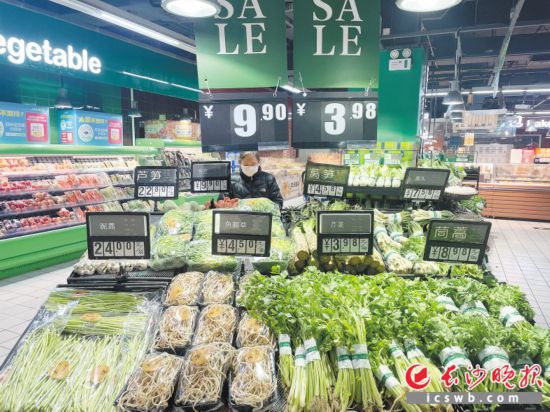 　　家樂福芙蓉廣場店，市民在選購春菜。