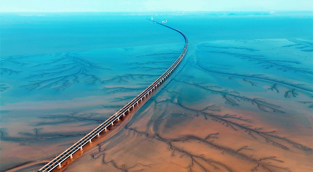 錯落有致的溝壑與灘涂地貌有機融合，勾勒出形態(tài)各異的“灘涂丹青”。虞昌勝攝