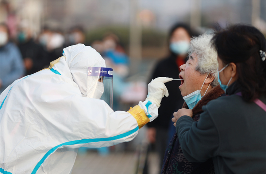 居民在南開(kāi)區(qū)社區(qū)核酸檢測(cè)點(diǎn)進(jìn)行核酸檢測(cè)。王英浩攝