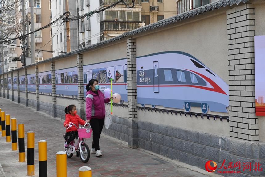 石家莊市談南路上的石家莊工業(yè)印記文化長廊吸引了過往市民駐足觀看。 張震攝