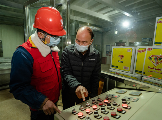 電力工作人員對用電企業(yè)進(jìn)行指導(dǎo)。受訪單位供圖