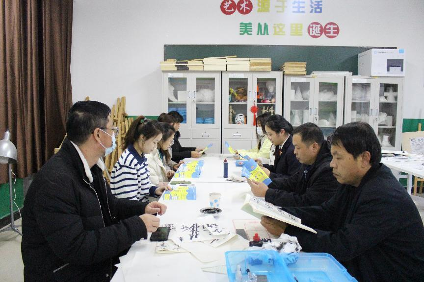 河北省臨西縣人民檢察院未檢檢察官在臨西縣第二小學(xué)為家長講解家庭教育促進(jìn)法。 孫國月攝