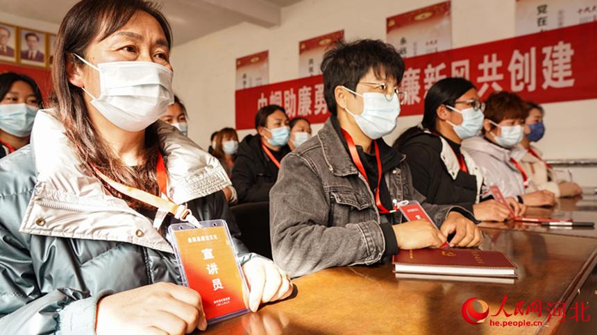 廉潔家風(fēng)宣講員持證上崗。 李揚(yáng)攝