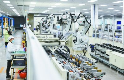 全球鋰離子電池領(lǐng)軍企業(yè)欣旺達(dá)動力電池生產(chǎn)車間。 南京日報/紫金山新聞記者 崔曉 攝