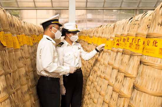 海關(guān)工作人員在查看相關(guān)貨物。受訪(fǎng)單位供圖