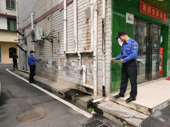 聯(lián)合執(zhí)法小組進行房屋入戶調(diào)查丈量。單位供圖