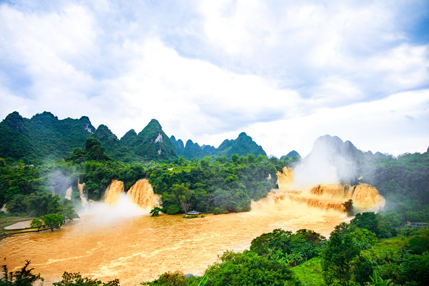 中越德天跨國瀑布水量暴漲成“黃金瀑布”。楊虎旺攝