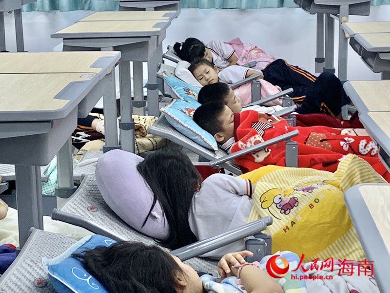 海口第二十六小學(xué)學(xué)生在新式課桌椅上午休。人民網(wǎng) 李浩蓉?cái)z