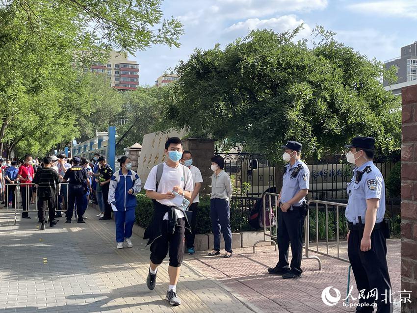 在中關(guān)村中學考點，考生們有序走入考點。人民網(wǎng) 董兆瑞攝