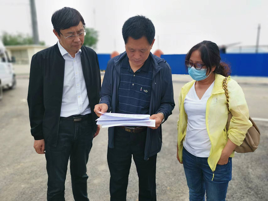 國情調(diào)查核查組專家對司家營鐵礦生產(chǎn)臺賬等進行檢查。袁海波攝