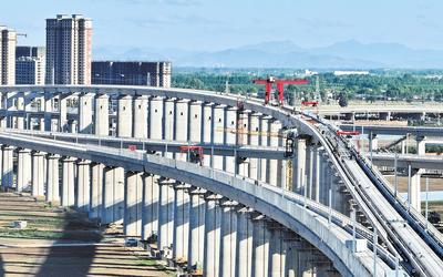 6月7日，工人在唐山市高新技術(shù)開發(fā)區(qū)境內(nèi)的京唐城際鐵路建設(shè)工地施工（無人機(jī)照片）。 新華社記者 楊世堯攝