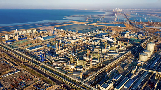 俯瞰豐南區(qū)臨港經(jīng)濟(jì)開(kāi)發(fā)區(qū)的河北縱橫集團(tuán)豐南鋼鐵有限公司。 李秀清攝