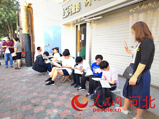 臨進(jìn)考場(chǎng)，考生抓緊時(shí)間再?gòu)?fù)習(xí)一下。人民網(wǎng) 祝龍超攝