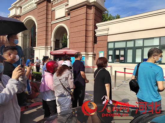 石家莊外國(guó)語(yǔ)學(xué)校考點(diǎn)外送考的家長(zhǎng)。人民網(wǎng) 祝龍超攝