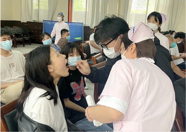 醫(yī)院對(duì)志愿者進(jìn)行線下培訓(xùn)。李艷紅攝