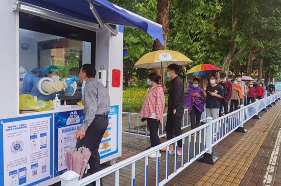 核酸采樣志愿者們上崗。孫金梅攝