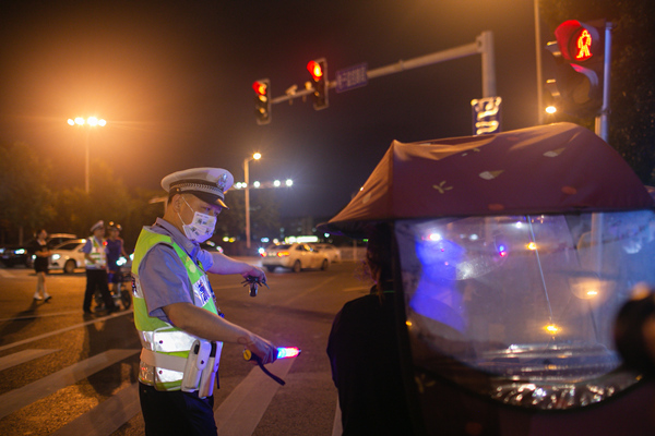 違法加裝電動(dòng)車遮陽(yáng)傘也將受到處罰?？馒Q 攝