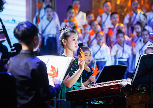 樂團(tuán)在臺(tái)上演出。單位供圖