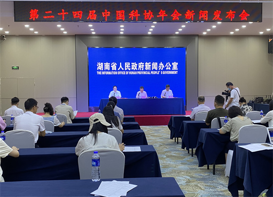 發(fā)布會(huì)現(xiàn)場。 向宇攝