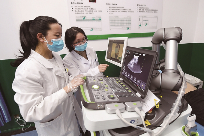 江蘇援藏投資三百萬元在林周縣人民醫(yī)院建設(shè)了拉薩市首臺套遠(yuǎn)程超聲診斷系統(tǒng)。 本報記者 萬程鵬 攝