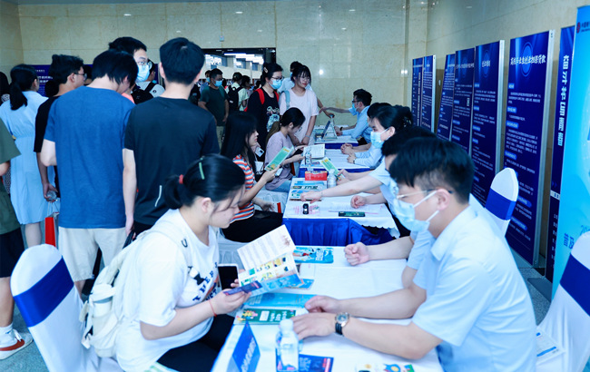 大學生現(xiàn)場咨詢創(chuàng)業(yè)政策。長沙市人社局供圖