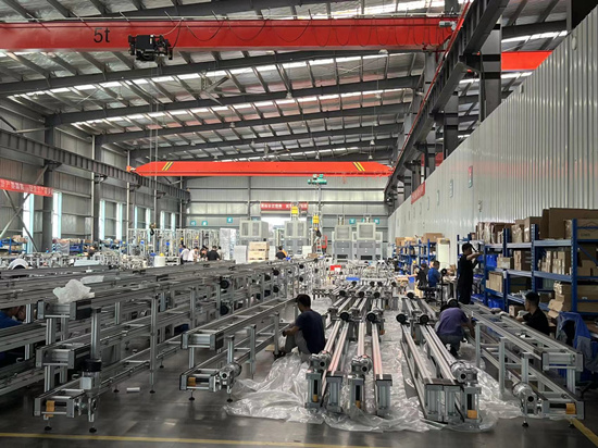 先惠智能裝備生產(chǎn)車(chē)間，工人們?cè)诿χM裝設(shè)備。受訪單位供圖