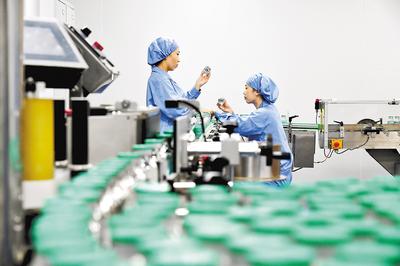 通過加大創(chuàng)新藥物研發(fā)力度，石藥集團實現(xiàn)了傳統(tǒng)工業(yè)企業(yè)向創(chuàng)新型企業(yè)轉(zhuǎn)型。（本報資料片）