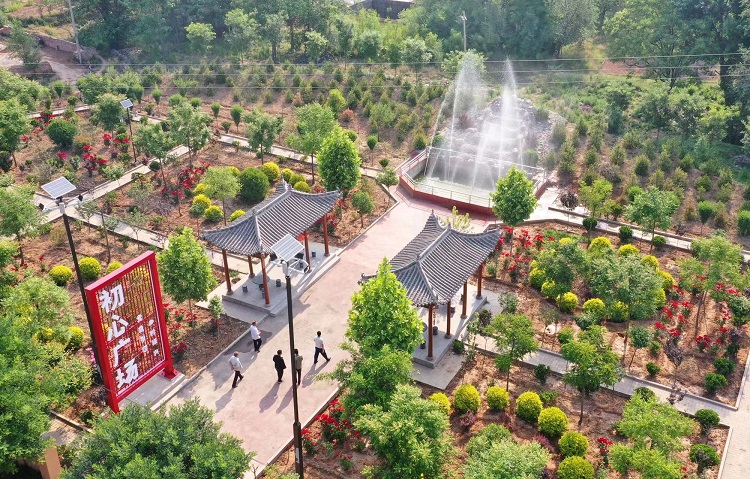 初夏時節(jié)，襄汾縣鄧莊鎮(zhèn)澗溝村初心廣場內(nèi)一派迷人的鄉(xiāng)村振興新圖景。李現(xiàn)俊攝